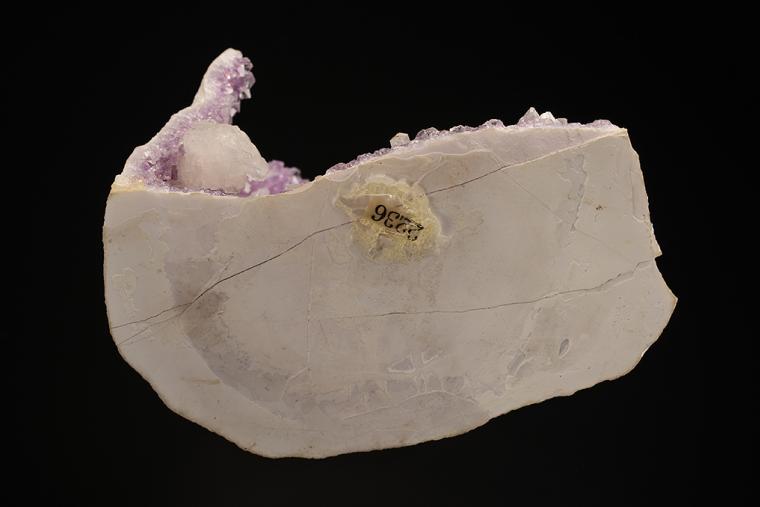 EPISTILBITE on QUARTZ var. Amethyst